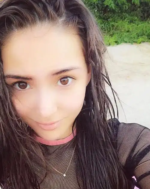 昆凌晒素颜泳装自拍照头发湿漉漉性感撩人