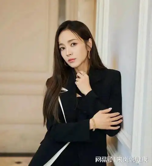 侯佩岑晒出自我最新近照引关注这是一份属于自己的气场