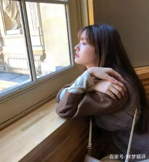 第二张照片中林允正抬头看着窗外,眼睛看起来十分的清澈,侧脸也是十分