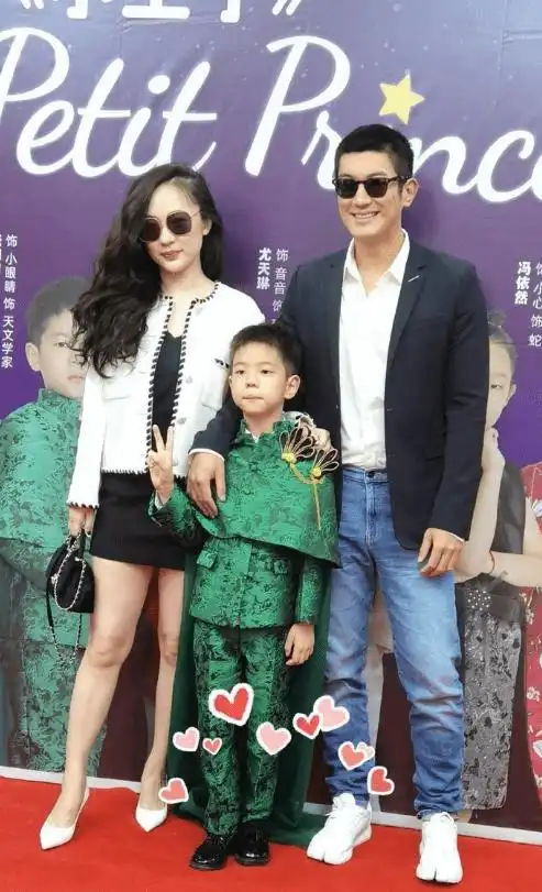 可以看到霍思燕,她整个人的身高并不是特别的高,就算下面穿了一双高跟