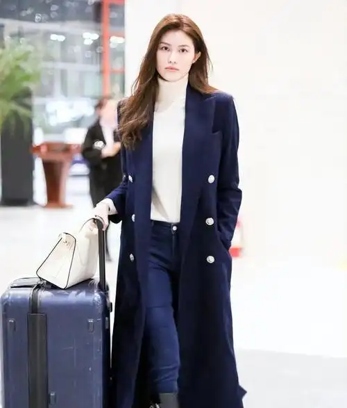 藏蓝色上衣 藏蓝色西裤,这样一套的藏蓝色小西装搭配非常精神干练