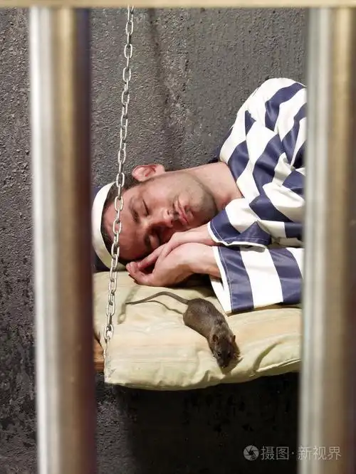 郁闷的囚犯在监狱牢房