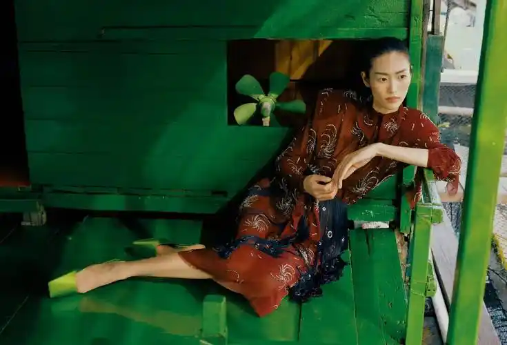 刘雯最新时尚大片曝光 瘦的越来越像个男人了!_陵水_海面_奚梦瑶