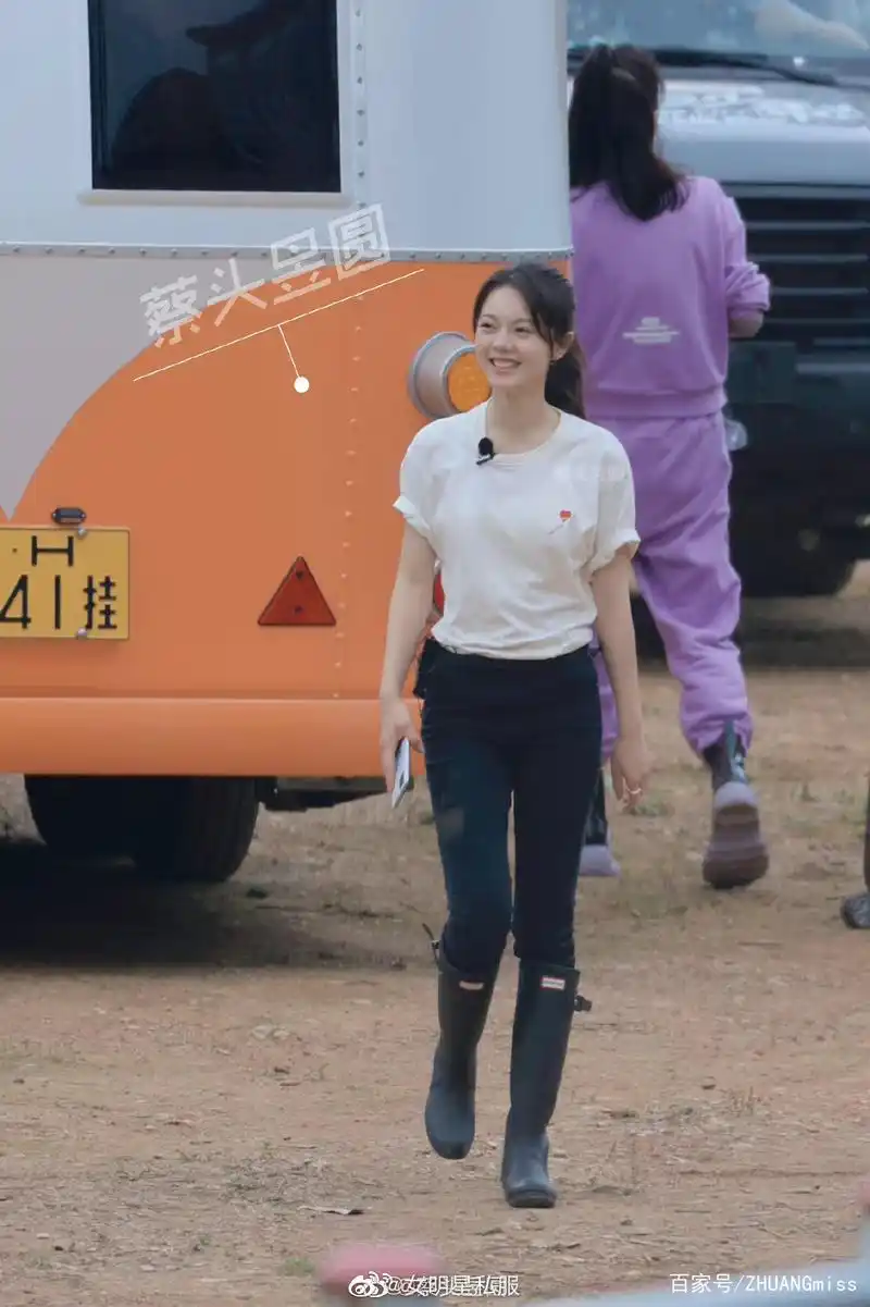 赵今麦近日录制 花儿与少年 的路透私服二则