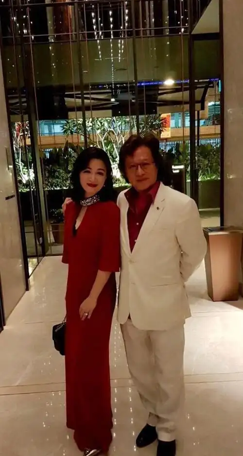 陈少霞六年前还靠领救济金生活, 而现在摇身一变成了坐宾利的贵妇