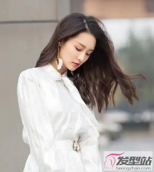 三七分卷发绝对是女神首选发型,微卷的发丝散发出女生的气质与魅力,衬