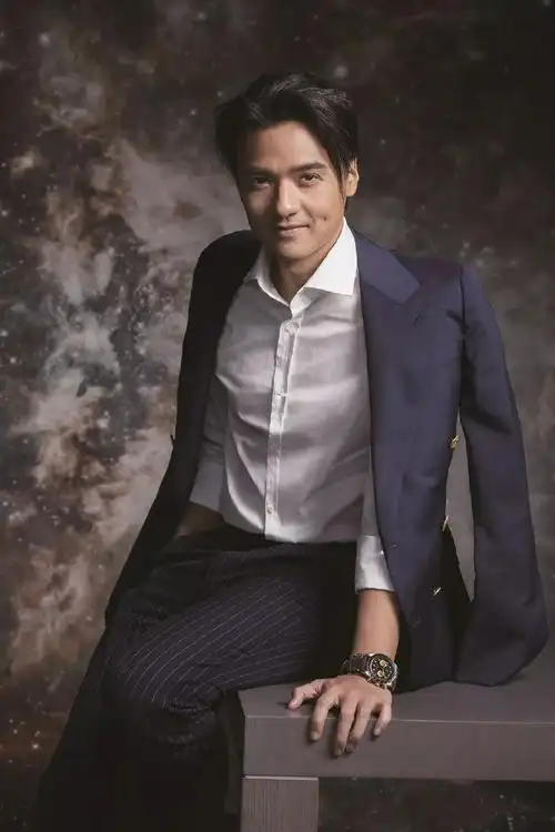 舒淇老公冯德伦登封面西装配条纹衫帅气有型45岁彰显熟男气质