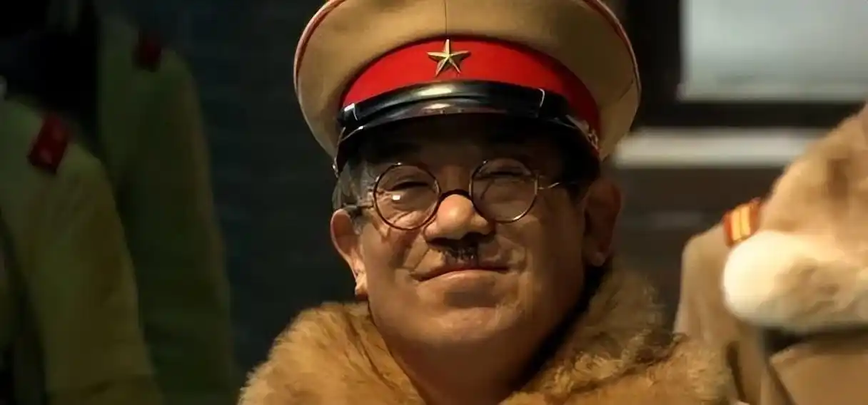 当年轻观众考古《闯关东》这部剧时,经常会很意外"老干部"靳东也出演