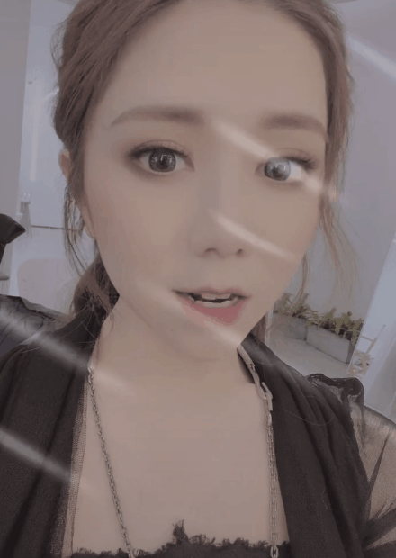 邓紫棋挑战光头造型竟意外撞脸华晨宇演唱新歌再为华晨宇所写