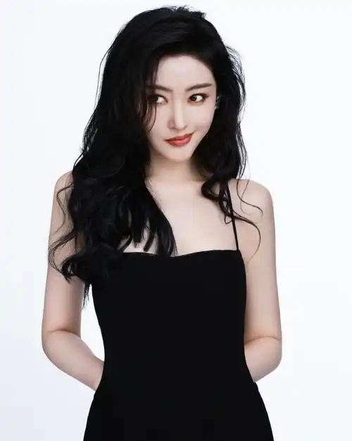 张天爱礼服证件照##张天爱背部线条#张天爱晒出华表奖出发图,还可爱