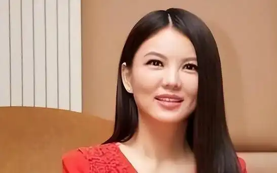 李湘近照发福严重,现身戛纳气场不输巩俐!手上超大钻戒抢镜!