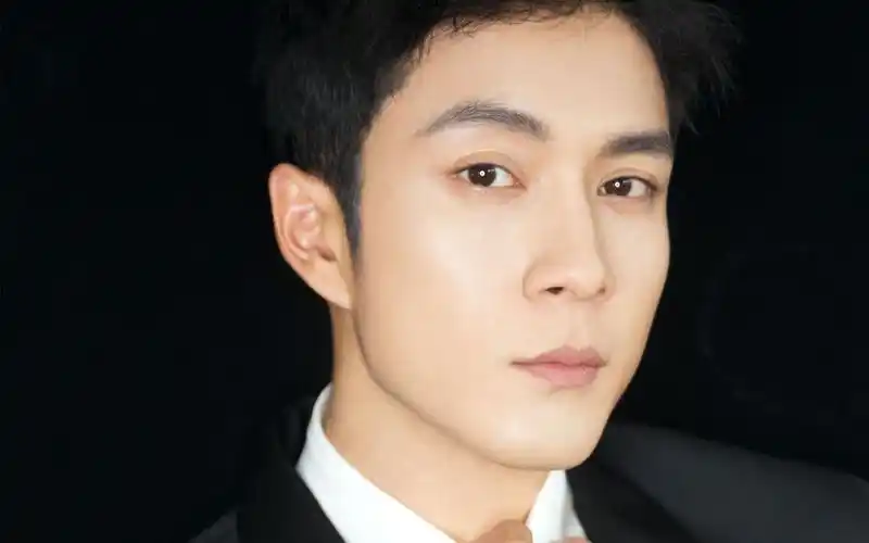 韩东君西装帅气写真高清图片壁纸