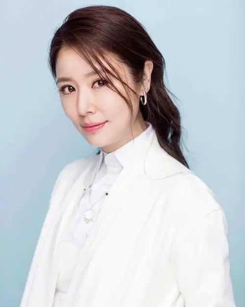 林心如女儿正脸曝光迁怒网友遭质疑,种种小动作的真实原因惹人怒