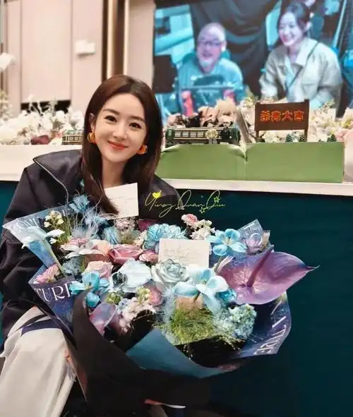 赵丽颖晒出暖心母子照,5岁萌娃身高吸睛,冯绍峰基因太给力了