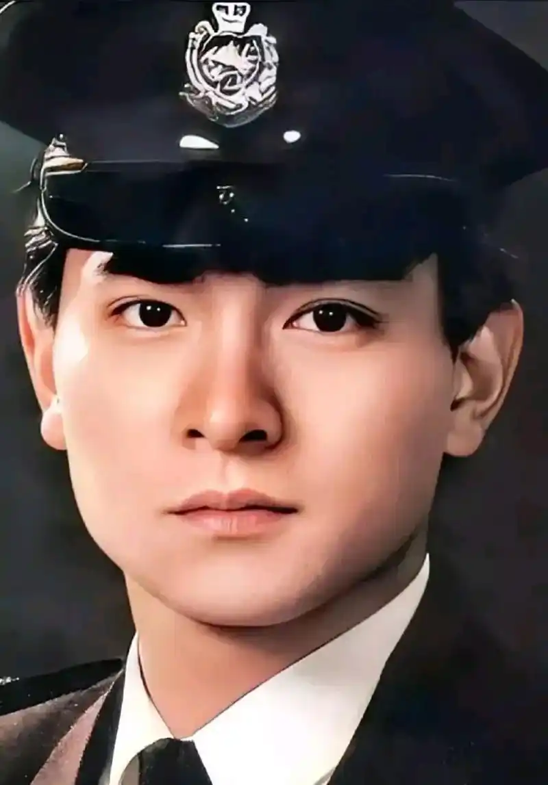 那时的华仔虽然有些青涩,但五官精致,眉目传神,不知道迷倒了多少