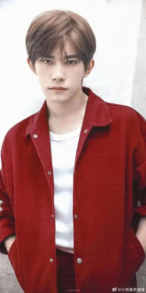易烊千玺超话论千玺跟红色的适配度这一身红也太美了易烊千玺