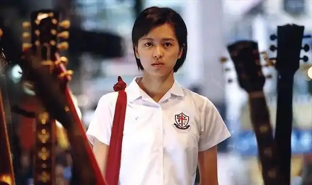 44岁梁咏琪晒20年前颜值对比,穿同款不显老,网友:冻龄美女