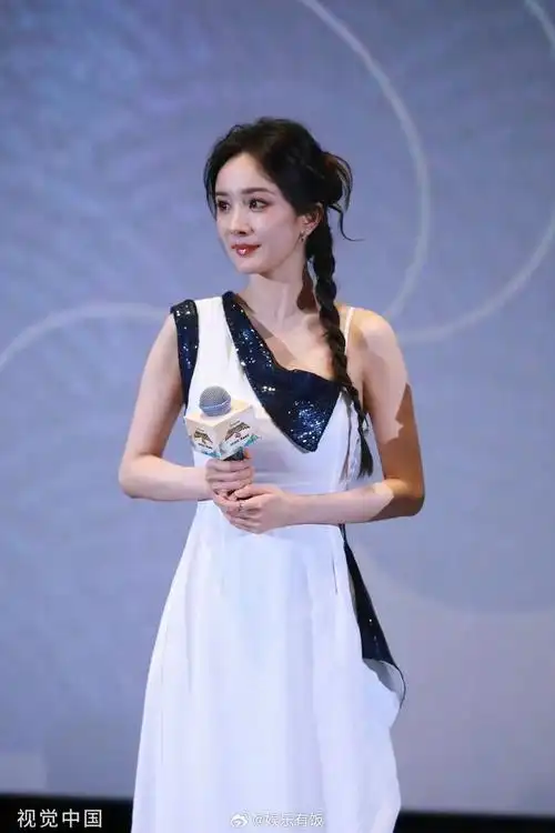 67@杨幂 最新活动生图,单边麻花辫 斜露肩白裙造型甜美温柔,来看看