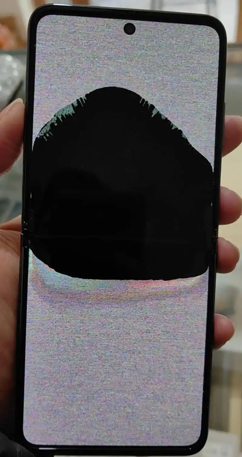 这是一台华为p50pocket手机屏幕漏液了,无法正常显示, - 抖音