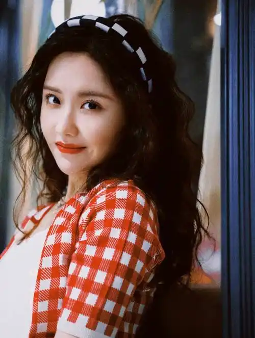 硬糖少女303王艺瑾甜美演绎 carven 2022 520胶囊限定系列