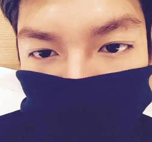 李敏镐迷之自拍上热搜 直男的拍照姿势,最帅的高糊自拍啊!