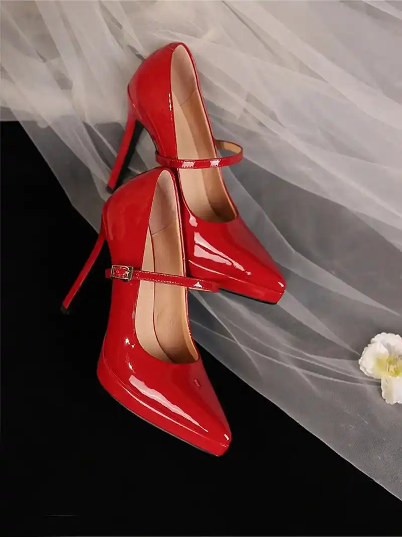 红色漆皮高跟鞋.作为婚鞋,作为跳舞鞋,ol气质款!鞋面:亮 - 抖音