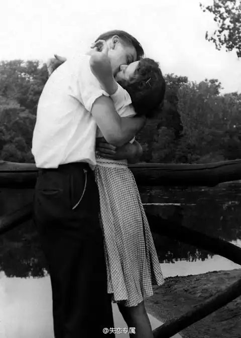 一组唯美的黑白情侣照