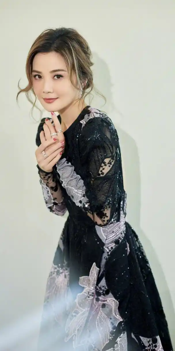 蔡卓妍优雅壁纸