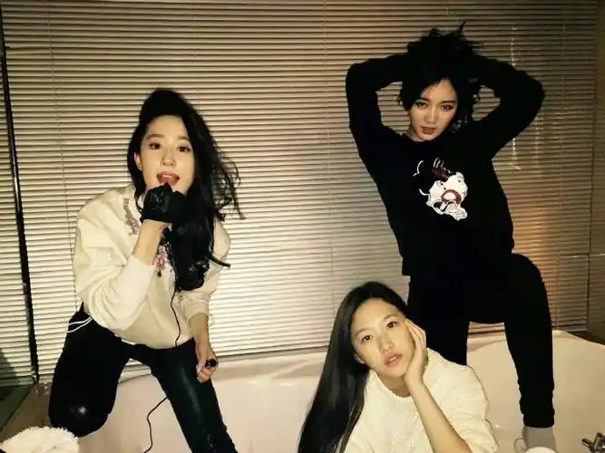 刘亦菲的战歌是孟佳唱的