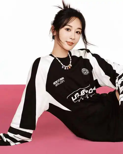 杨紫wonderland五月封面,穿深v大秀美腿,骑木马演绎少女情怀_黑色