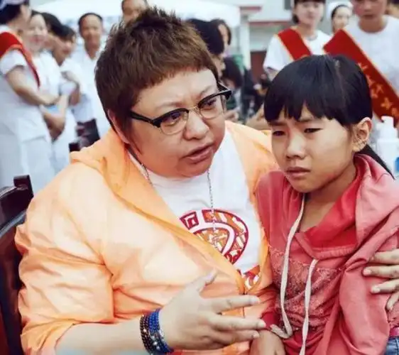 18岁的韩红颜值逆天自爆大学时候是校花太惊艳了