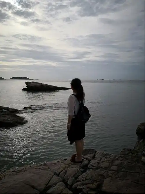 一个人,静静地面朝大海,看夕阳西下,绚烂着寂寞,是否想起?