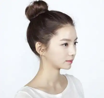 栗色无刘海的丸子头发型,对于圆形脸女生来说,这款干练的无刘海丸子头