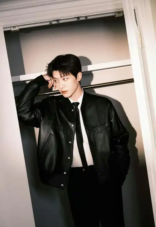 来组范丞丞壁纸! 范丞丞忒帅啊!光看这张脸我心情都变好了呢!