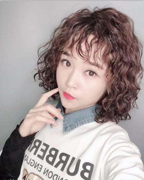 其实对于头发细软少的女性大可以放心 ,这种中小卷的全头烫发,蓬松的