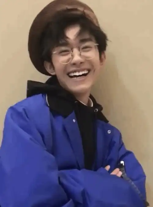 易烊千玺梨涡笑一出来就让人移不开眼,粉丝大呼:最迷人的笑