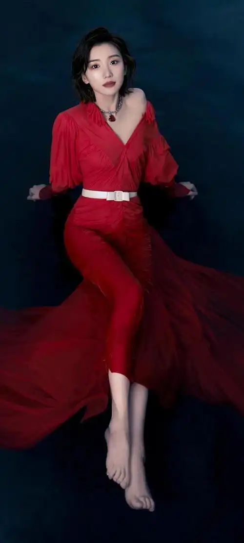 壁纸身材饱满性感撩人毛晓彤