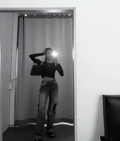 门面担当金智秀晒黑白照片展现干练风格 162cm身高惊现黄金比例_jisoo