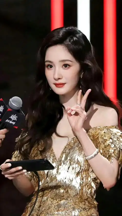 在这组杨幂壁纸中,她身着一袭金色的亮片礼服,优雅大气的形象让人眼前