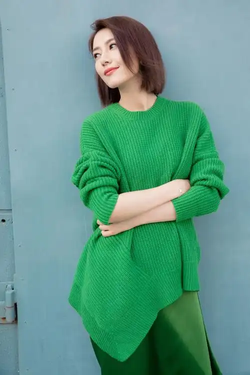 高圆圆最新大片曝光,身穿露肩长裙气质出众,这颜值不复出可惜了