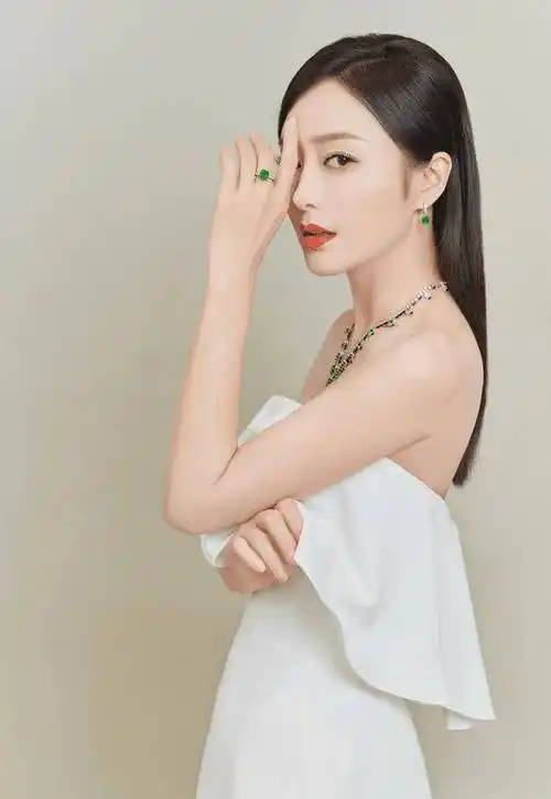 原创被秦岚的括号臀迷住了穿白色鱼尾裙凹身材腰臀比太惊艳