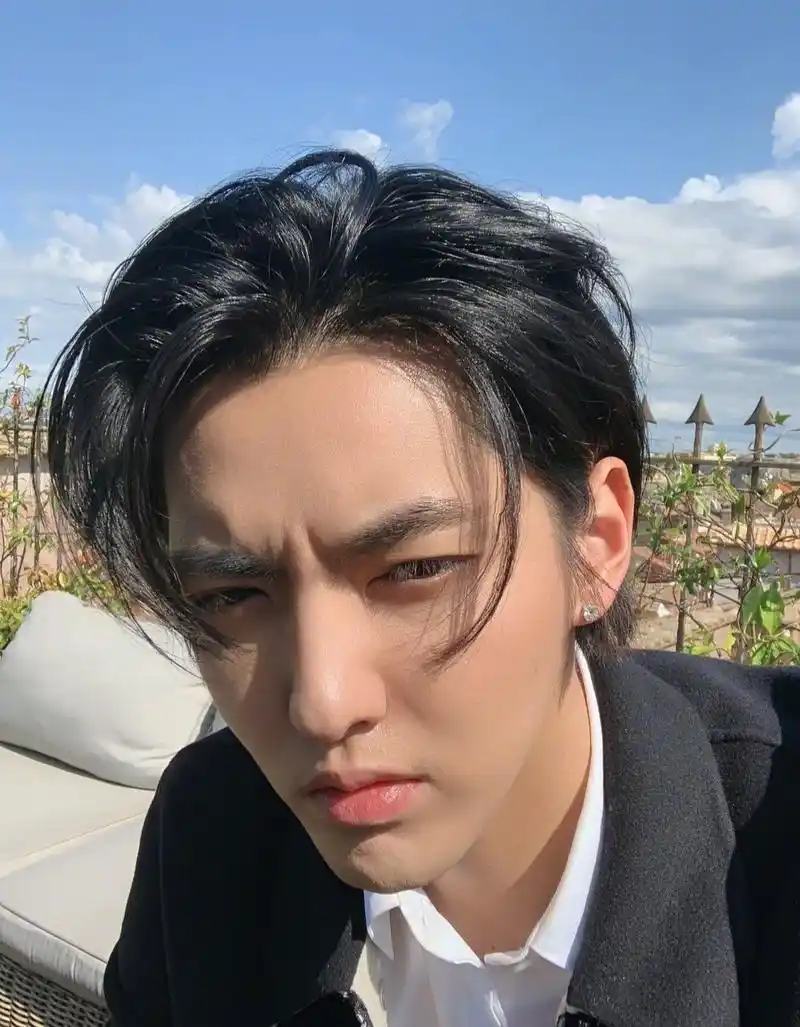 吴亦凡晒自拍,颜值重回kris时期,是睫毛精本精了吧,你觉得呢?