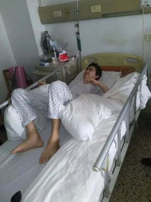 这是躺在粤北医院病床上的刘先华.