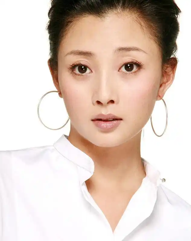 1979年10月17日公历生日:1979年12月6日姓名:殷桃小档案殷桃分享到