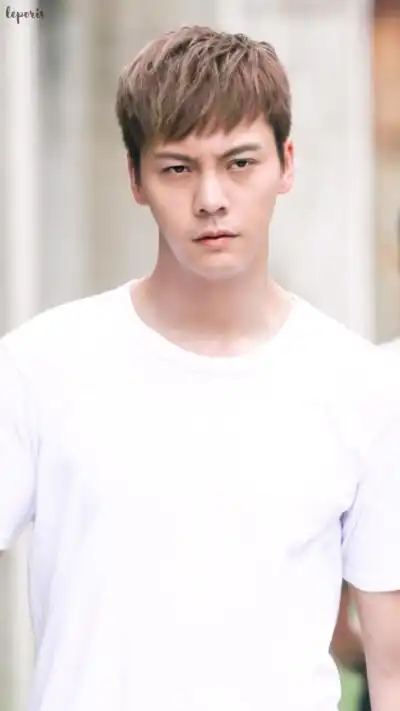 【陈伟霆 william chan】180815 风暴舞 李俊杰 探班 1487 x 2643 px