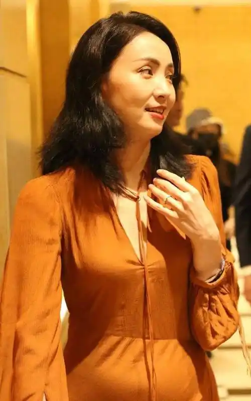 陶虹逃过中年发福,一身长裙优雅知性,眼角鱼尾纹暴露真实年龄