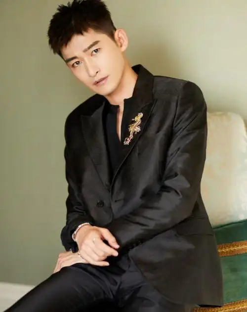 张翰绅士打扮太绝轻松秀出霸总气概真不愧是郑爽最帅前任