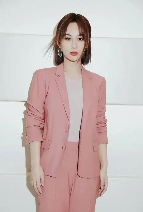 有品位的熟龄女性,穿西装要懂得"3要3不要",更有气质