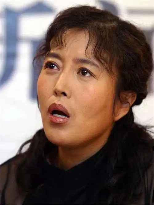 面对年轻帅气的孙红雷,丁嘉丽起初