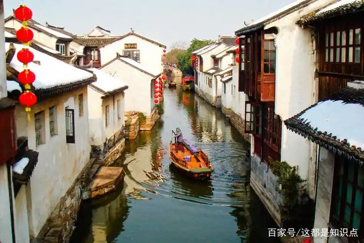 周庄古镇,位于江苏省苏州市,被誉为"中国第一水乡",也是我国首批国家